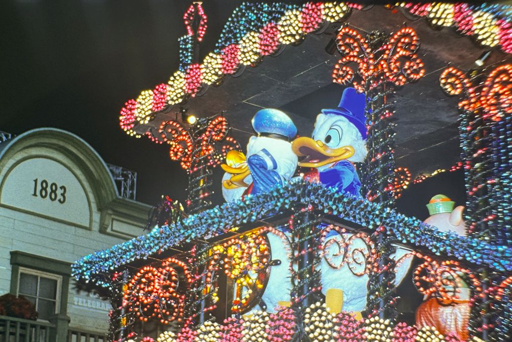 ディズニーランドのエレクトリカルパレード（写真：2001年12月17日、尾形文繁撮影）