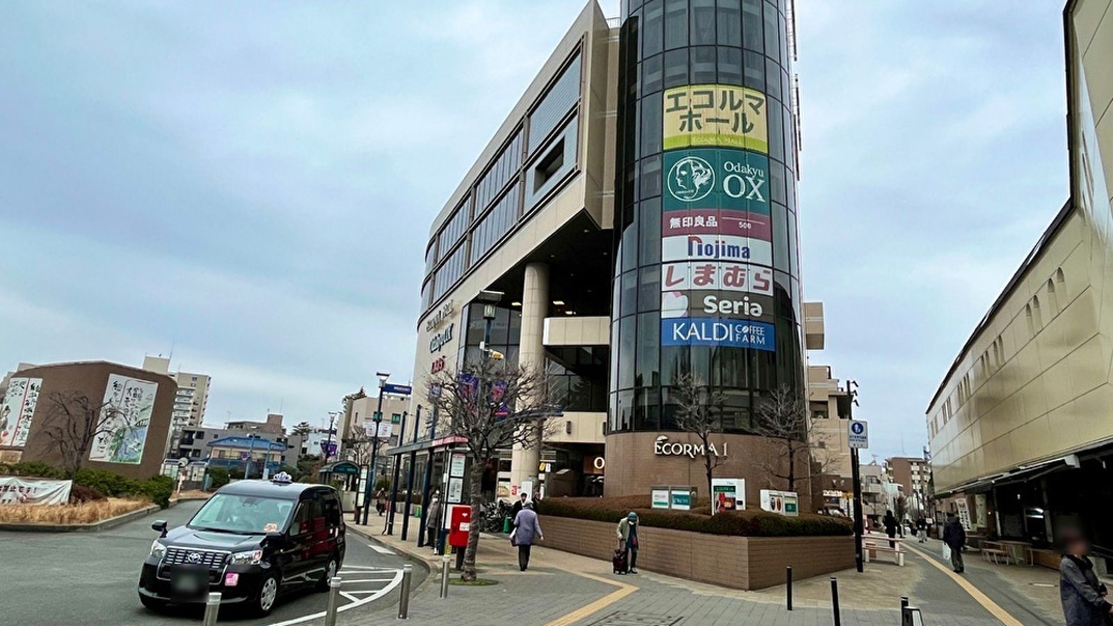 狛江駅北口徒歩1分の「エコルマ1（ECORMA1）」。エコルマホール（狛江市民ホール）のほか、スーパーのOdakyu OXや無印良品、家電量販店などが入る商業施設（筆者撮影）