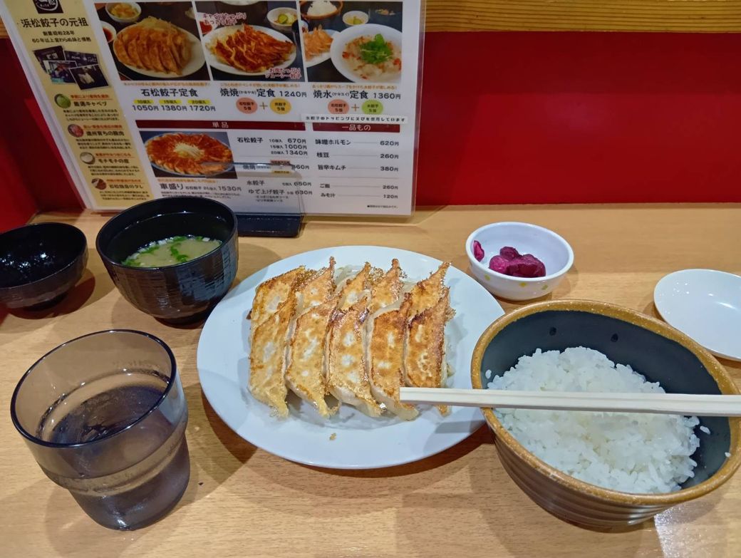 日本三大餃子の1つ「浜松餃子」の元祖、石松餃子はキャベツをたっぷり使用。甘みがあり、ニンニク感がなく、もやしが添えられているのが特徴（著者撮影）