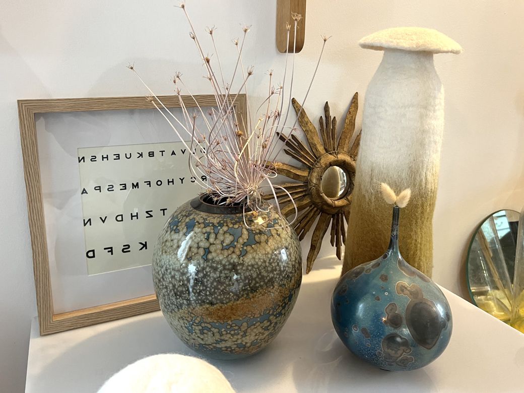 陶芸作品やオブジェがセンスよく並ぶ（筆者撮影）