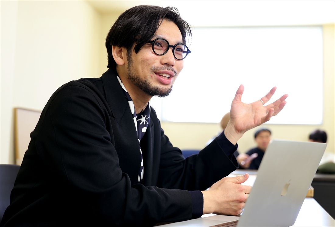 ラッピング電車のクリエイティブディレクターを務めたヘラルボニーの桑山知之氏（撮影：尾形文繁）