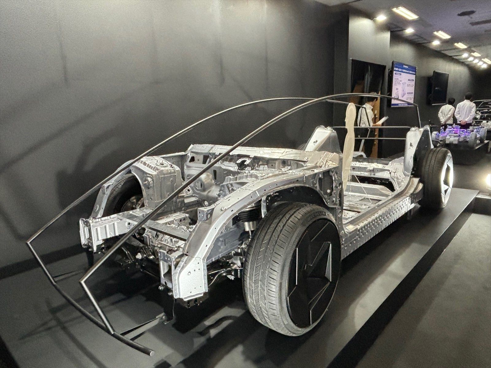 ゼロシリーズの車体構成に関する展示（写真：桃田健史）