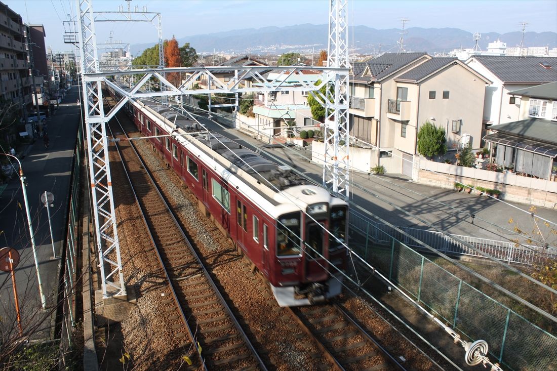 県道42号は南武庫荘五丁目停留所から武庫荘駅西口停留所にかけて阪急神戸本線をまたぎ、阪急のエリアに入っていく（筆者撮影）
