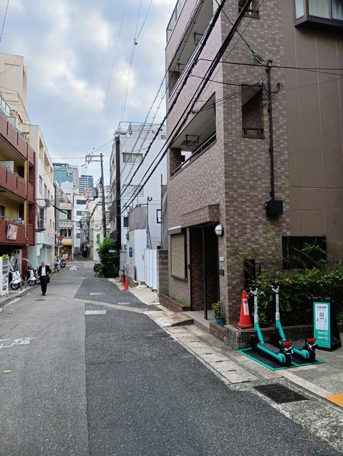 集合住宅が多い通りにもポートがあった（筆者撮影）