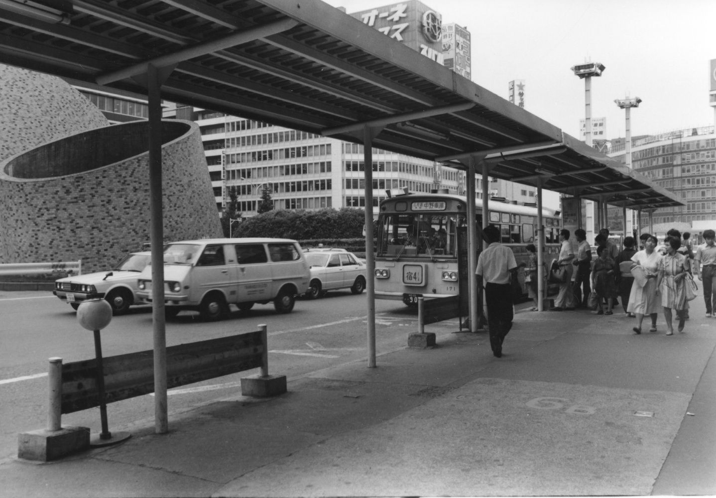 新宿駅西口、京王百貨店前のバス停＝1981年（写真：京王電鉄）