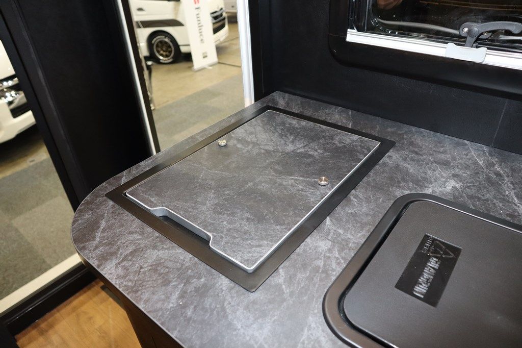 ダイレクトカーズの新作キャンピングカー「DN-75」（写真：筆者撮影）