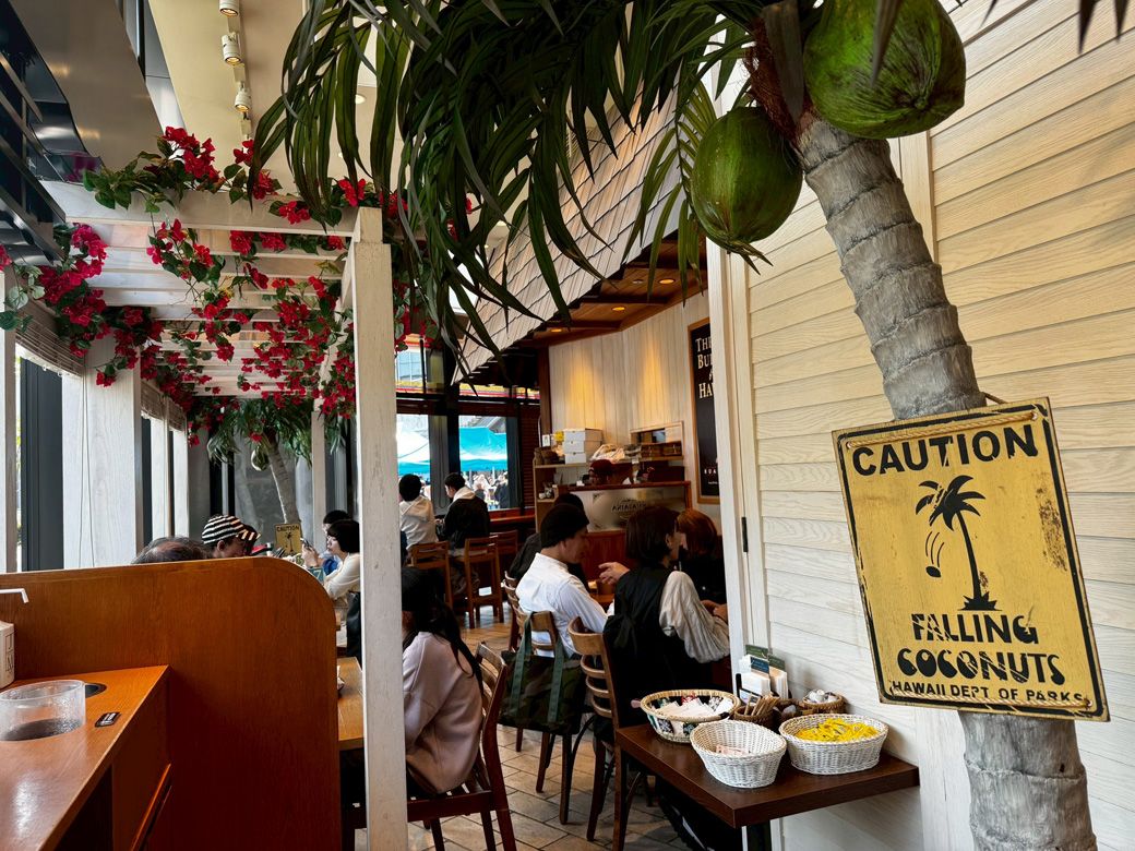 ハワイアンテイストの店内。ハワイアンミュージックが流れ、気分も上がる（写真：編集部撮影）