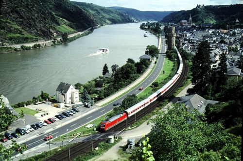 ライン川沿いを行くドイツのインターシティ（2000年 筆者撮影）