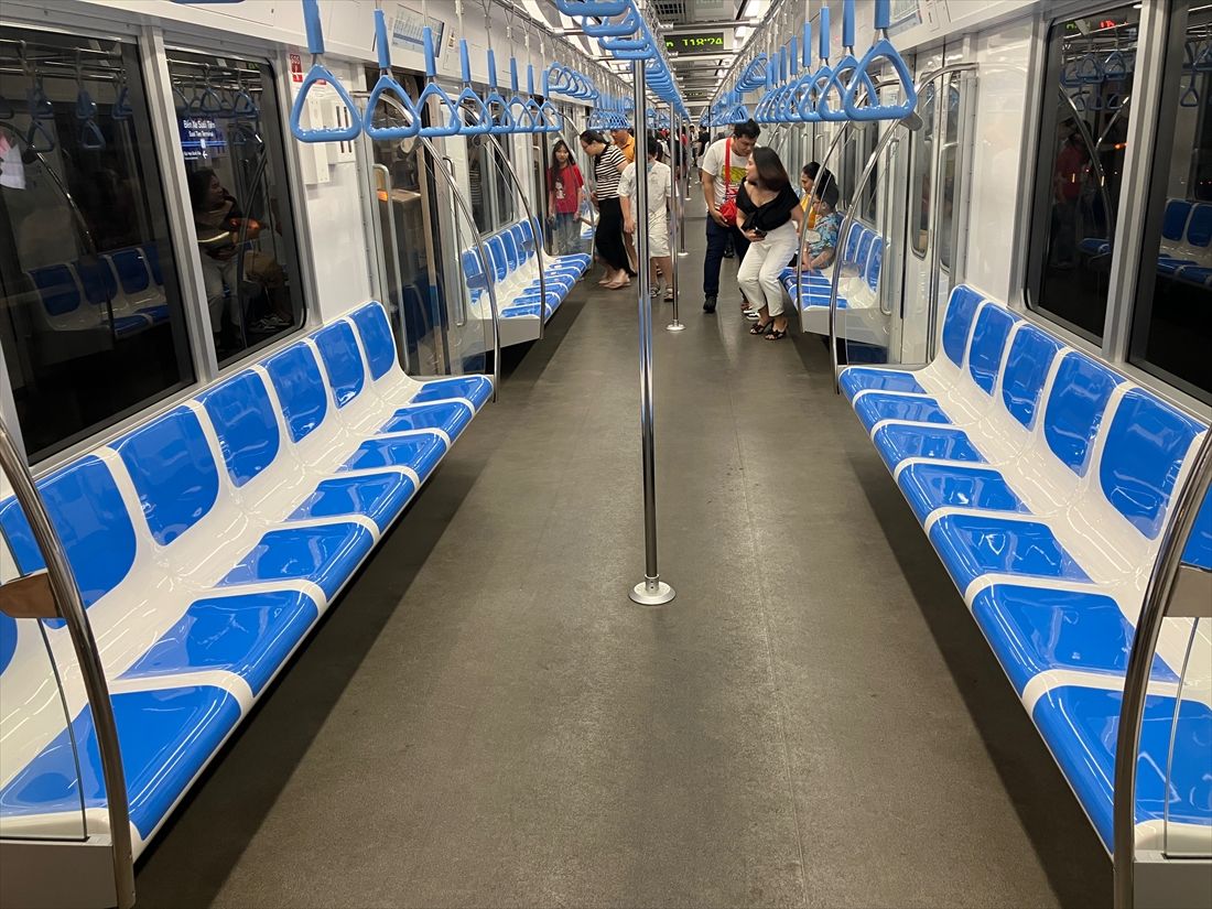 日本の電車のようだがシートはプラスチック製で固い（筆者撮影）