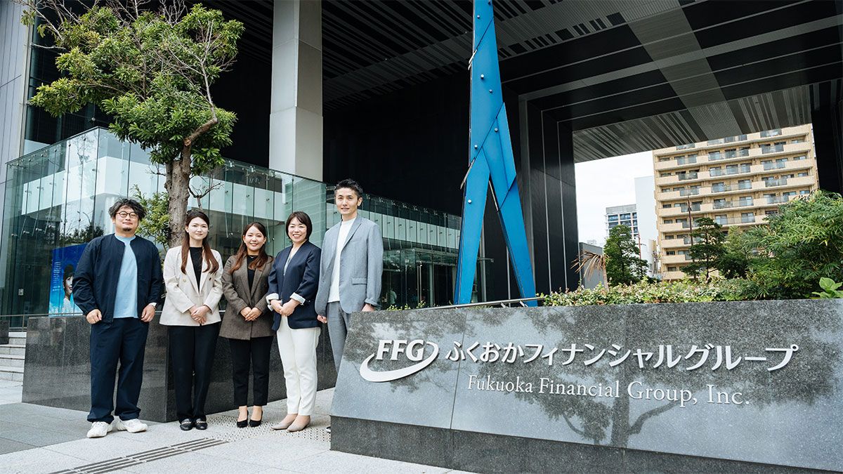 電通デジタルの飯塚考浩さん、ふくおかフィナンシャルグループの三浦なつみさん、村岡楓さん、政吉ゆかりさん、長尾秀友さん