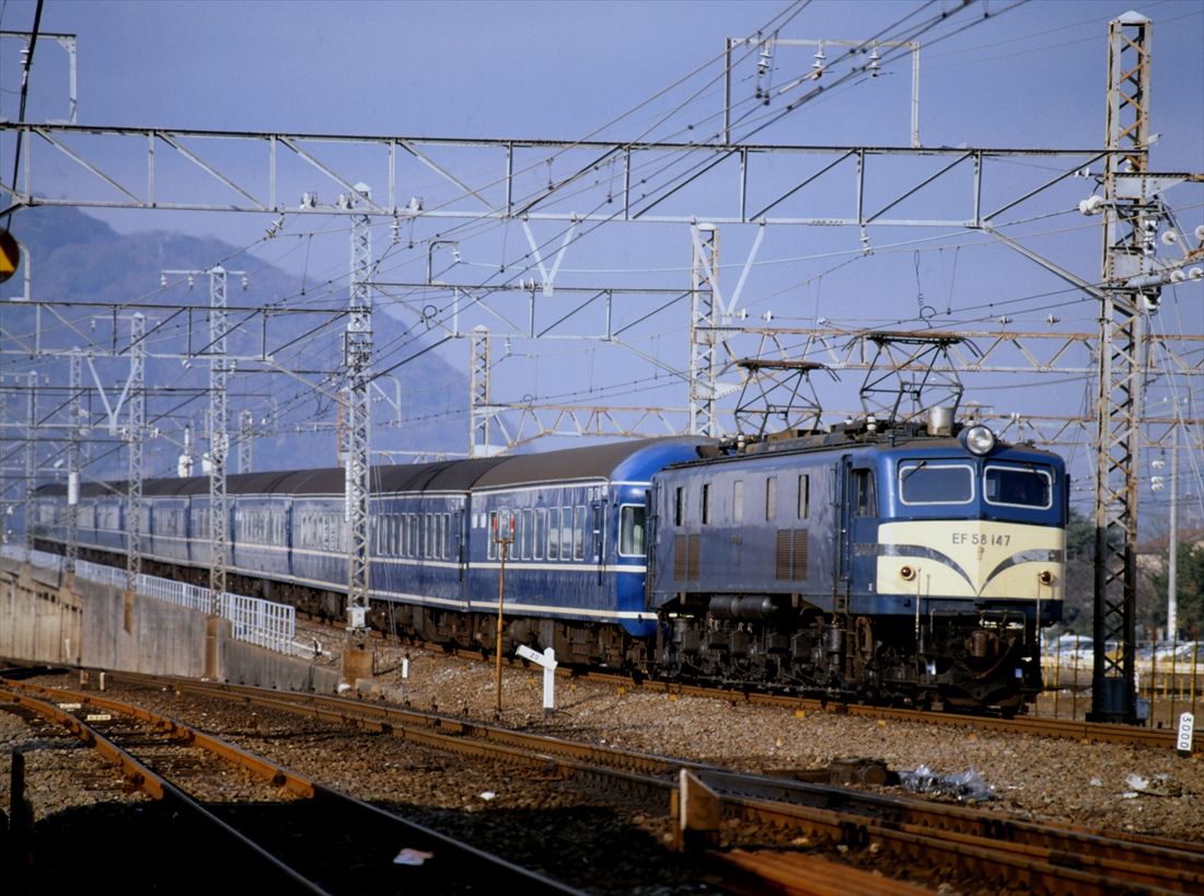 平塚付近を走るEF58形牽引の20系客車急行「銀河」（撮影：南正時）
