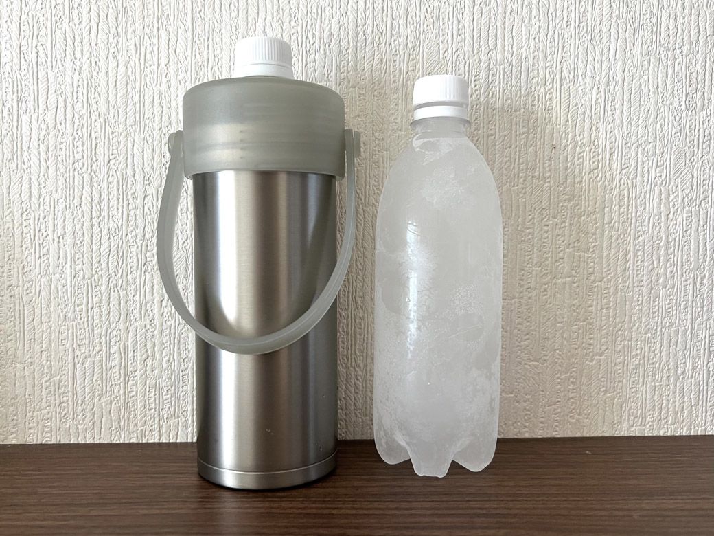 なお、冷凍ペットボトルを2本用意して、片方はそのまま、片方はペットボトルホルダーに入れて炎天下の車内に置いてみる検証もしてみた（編集者撮影）