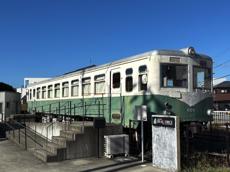 紀伊御坊駅にある旧型車両（筆者撮影）