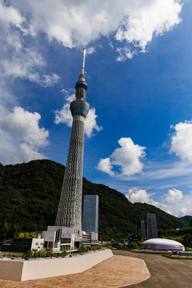 スカイツリーがそびえる脇には東京ドーム。奥にはマンハッタンの摩天楼という独特な世界観（撮影：鼠入昌史）