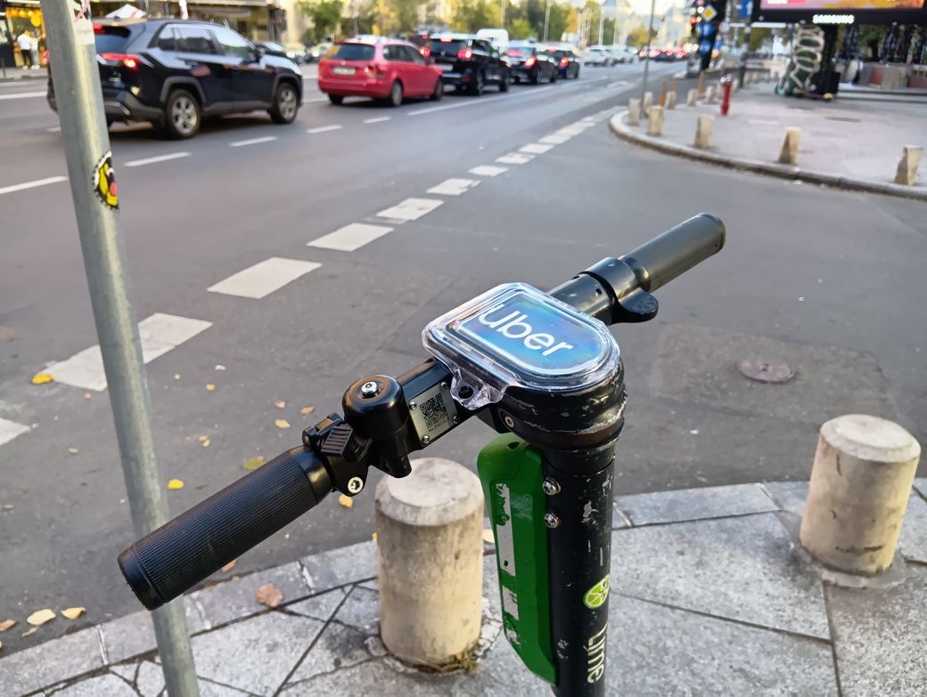 ウーバーのロゴが付いていた（筆者撮影）