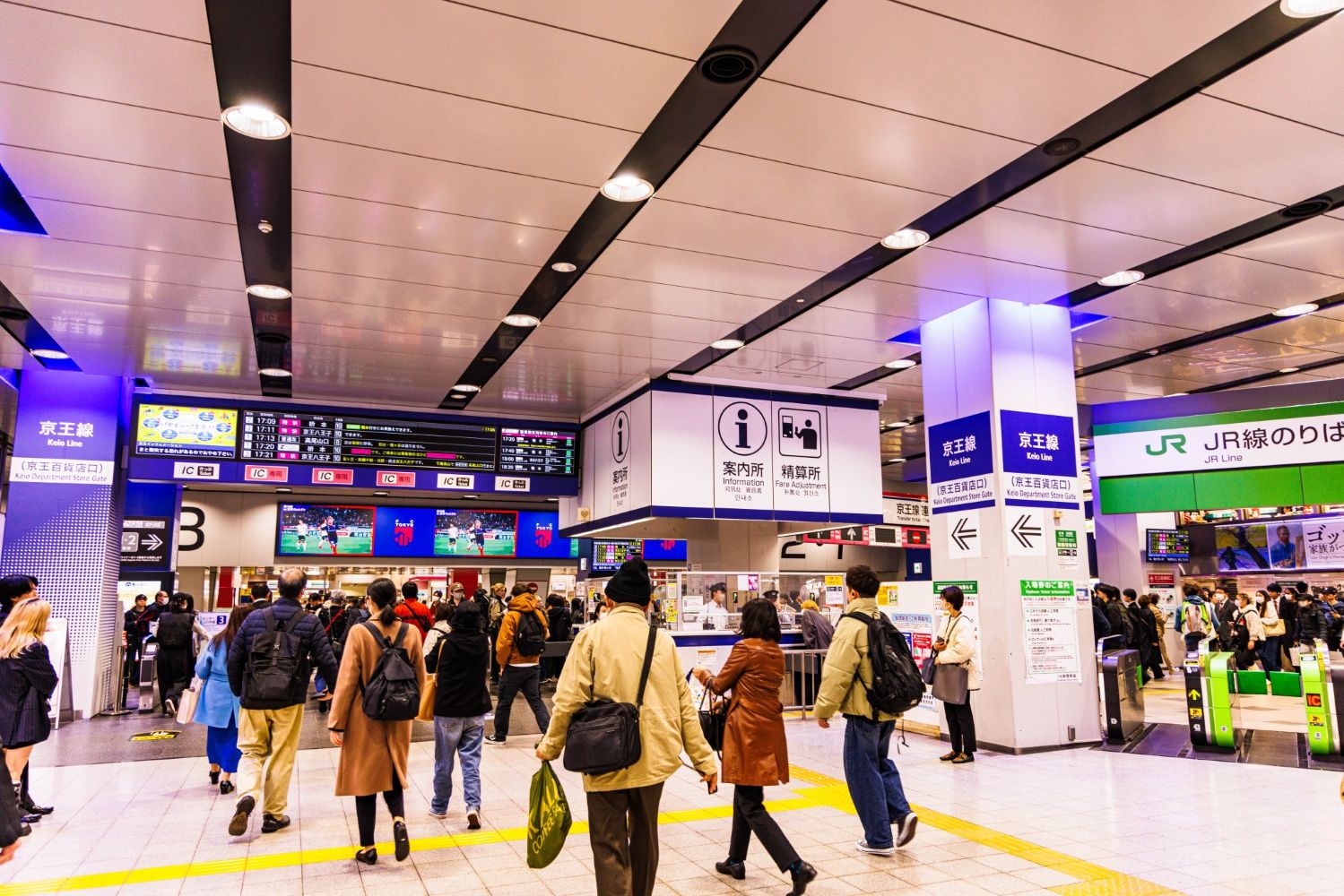 こちらは百貨店口の改札外。その名の通り京王百貨店に直結している改札だ（撮影：鼠入昌史）