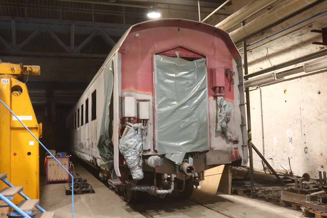 増結用中間車2両も建屋内で修復中だ（撮影：橋爪智之）