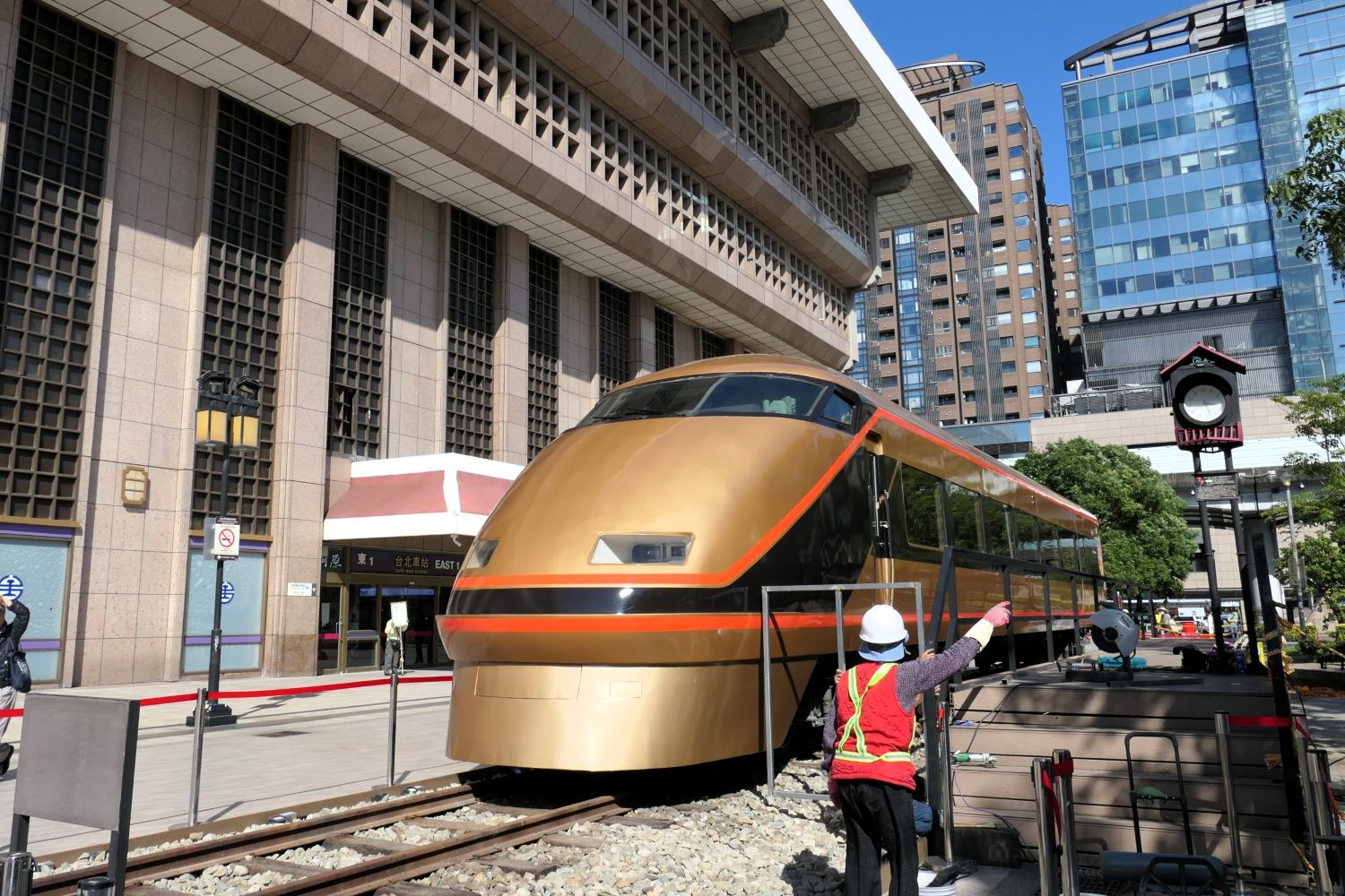 日光を浴びて黄金に輝く車体（記者撮影）