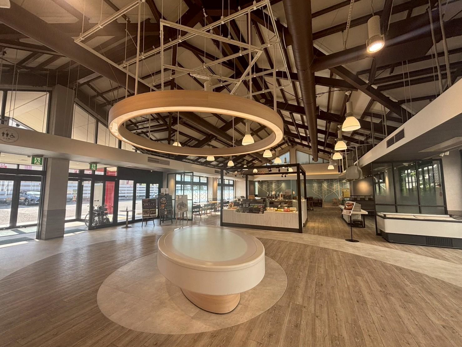 地元の方から観光客まで幅白い客層が訪れる鐘崎笹かま館（写真：筆者撮影）