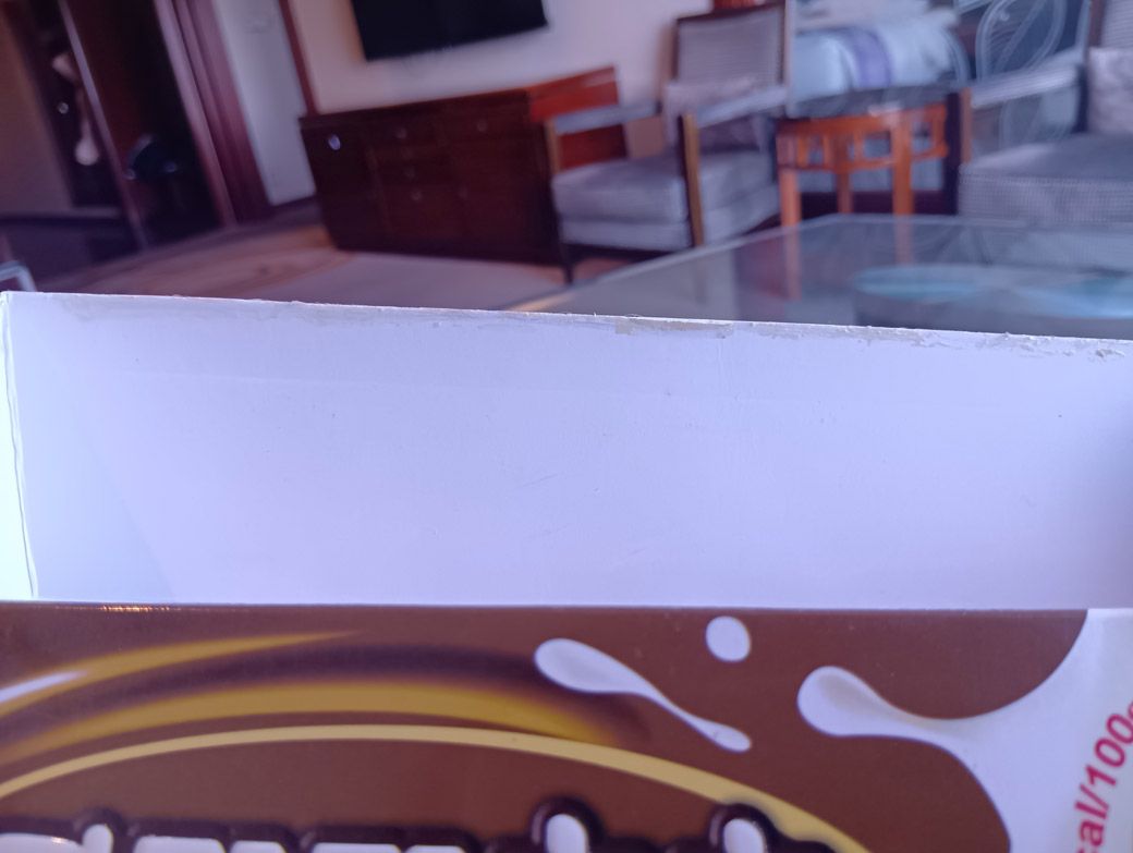 かなり細い感じでノリ付けされている（写真：筆者撮影）