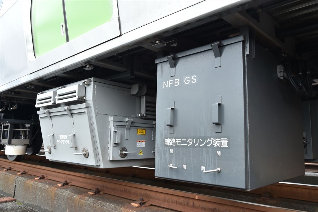 E235系の床下に設置されたモニタリング装置＝2015年（撮影：風間仁一郎）
