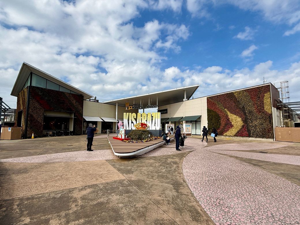 アクアラインの近くに開発された「三井アウトレットパーク木更津」（筆者撮影）