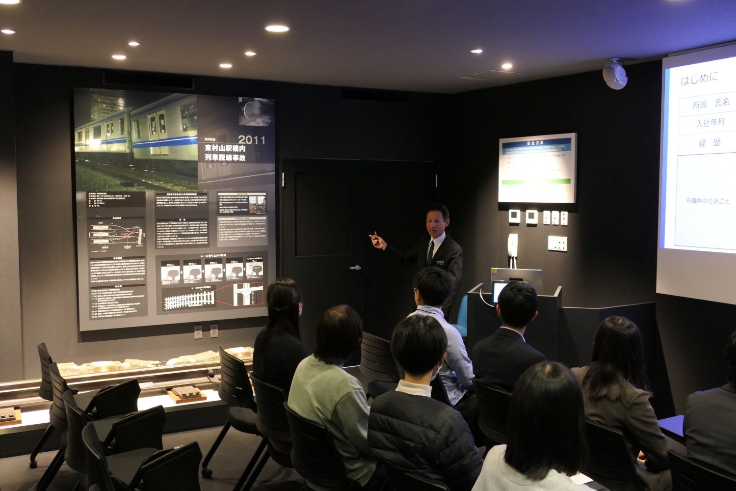 2011年の東村山駅構内列車脱線事故の展示（記者撮影）