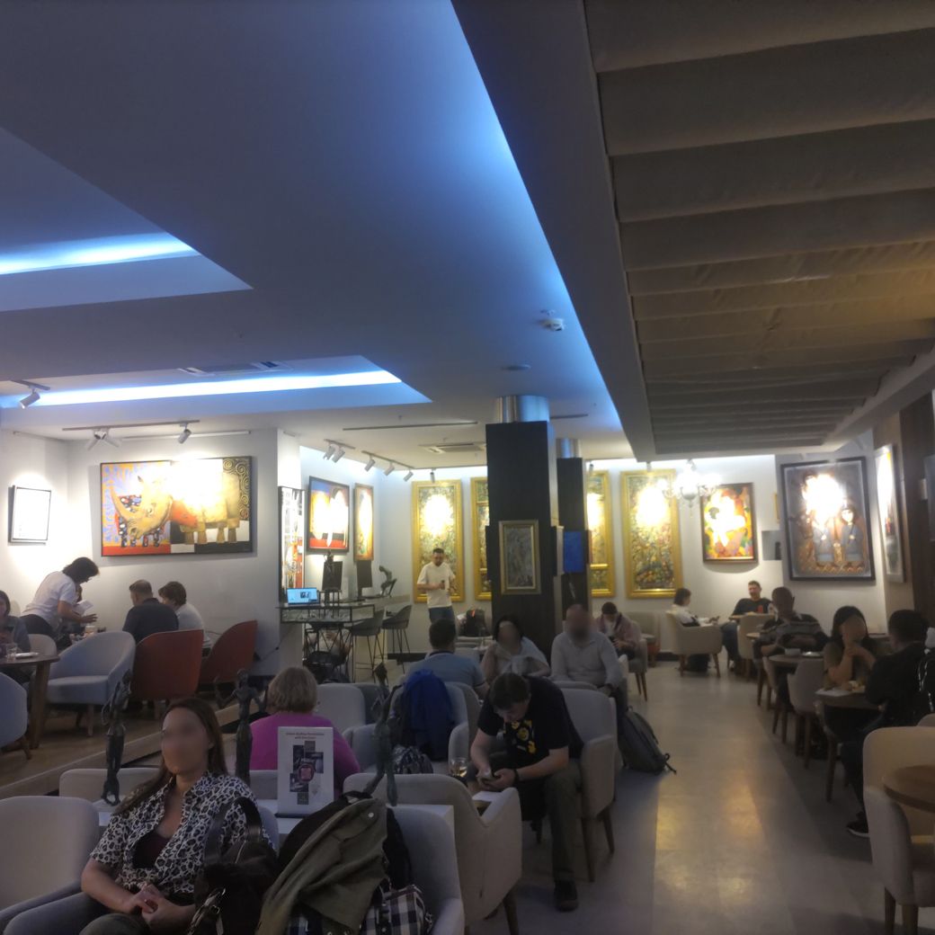 ジョージアのラウンジには大量の絵画が⋯！（筆者撮影）