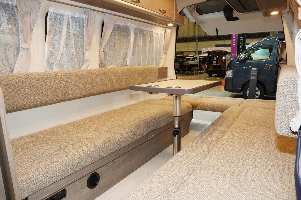 新型キャンピングカー「レクビィ プラスリビン」のオールシーズンタイプ（写真：筆者撮影）