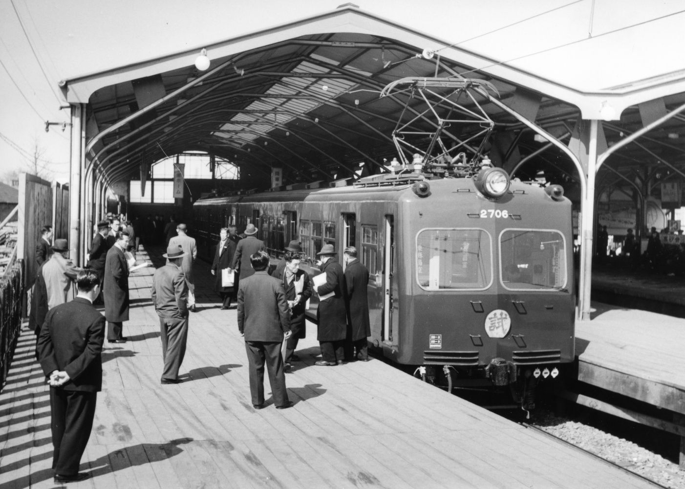 地上ホームに停まる新造当時の2700系＝1953年（写真：京王電鉄）