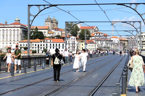 ドンルイス1世橋は人気スポットで、ハネムーンの韓国人なども多い（筆者撮影）