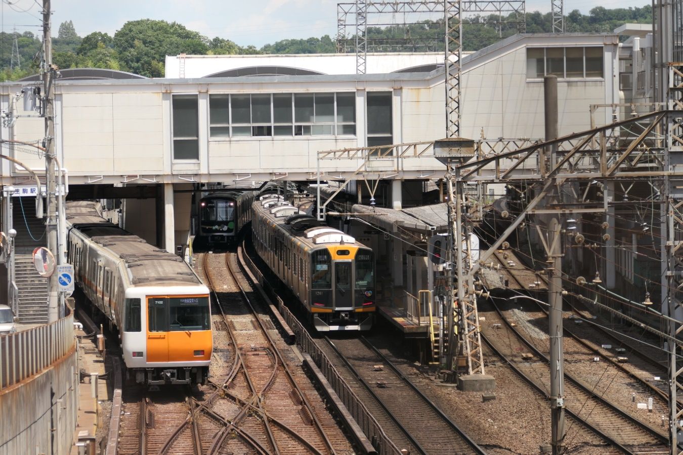 左から近鉄、大阪メトロ、阪神の車両（記者撮影）