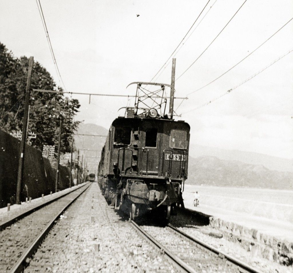 東海道本線由比付近を走るEF53形。戦前の代表的旅客用大型電気機関車だった＝1954年（写真：大塚康生）