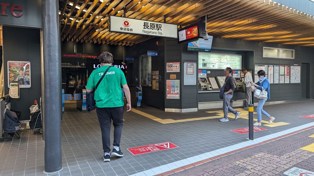 東武池上線「長原駅」軒下にぬくもりのある木が使われている（筆者撮影）