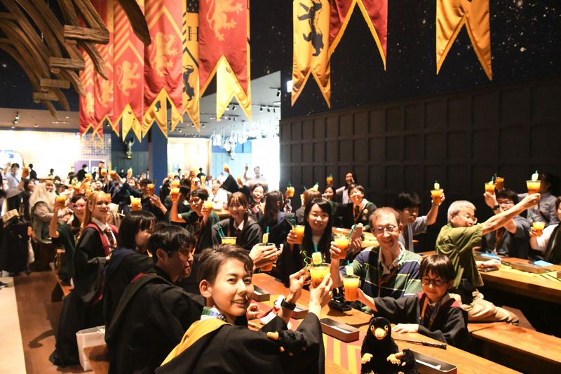 「バック・トゥ・ホグワーツ」特別イベント。フードホールで乾杯（記者撮影）
