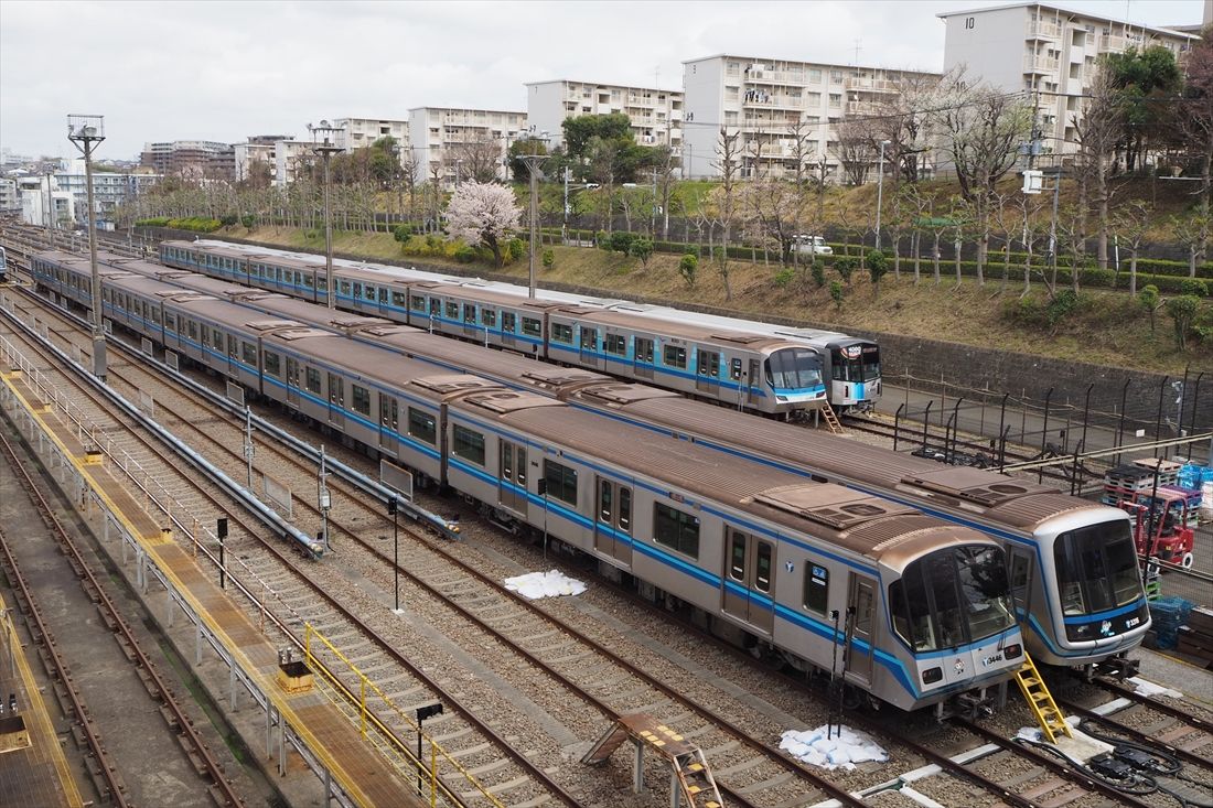 車両基地に並ぶ横浜市営地下鉄ブルーラインの車両（編集部撮影）