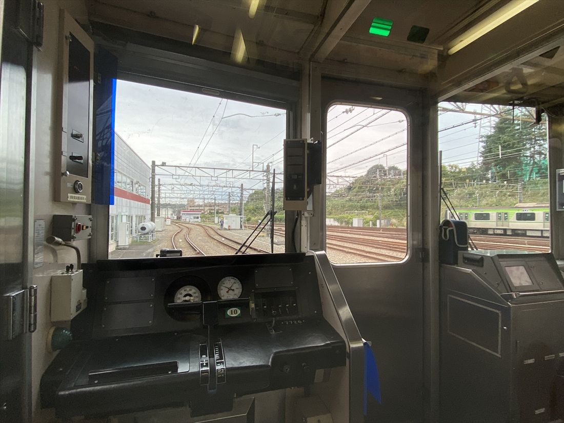 客室から見た乗務員室内。窓が大きく明るい（記者撮影）