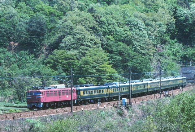 「サロンカーなにわ」を牽引して新疋田付近を走るEF81形（撮影：南正時）