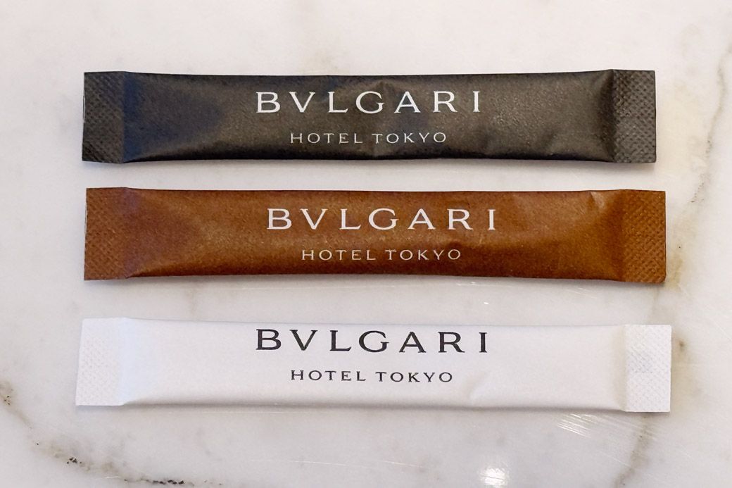 スティックシュガーにまで、ブルガリのロゴ入り。さすがブルガリホテル東京です（写真：筆者撮影）