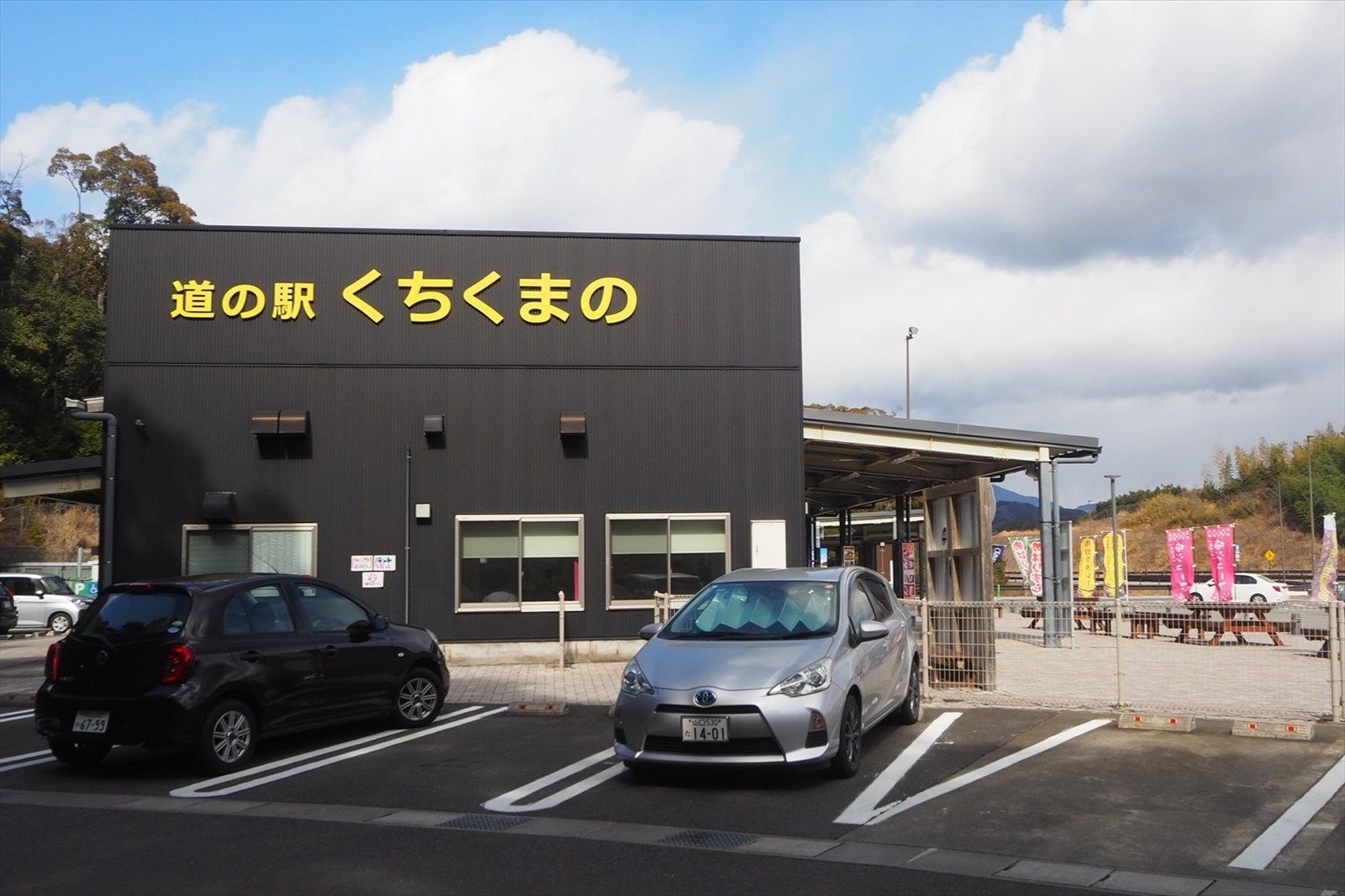 「道の駅 くちくまの」の一般道側の駐車場。向こうに見えるのが高速道路側の駐車場（写真： 佐滝剛弘）