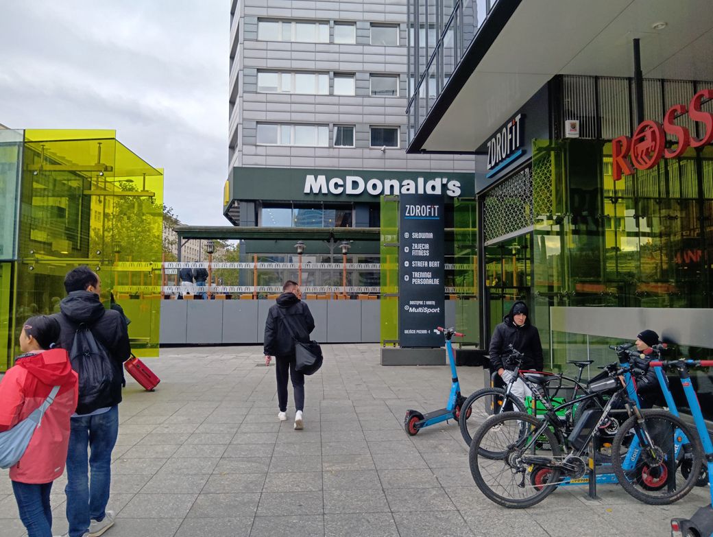 2025年10月、ポーランドの首都ワルシャワのマック前で撮影（筆者撮影）