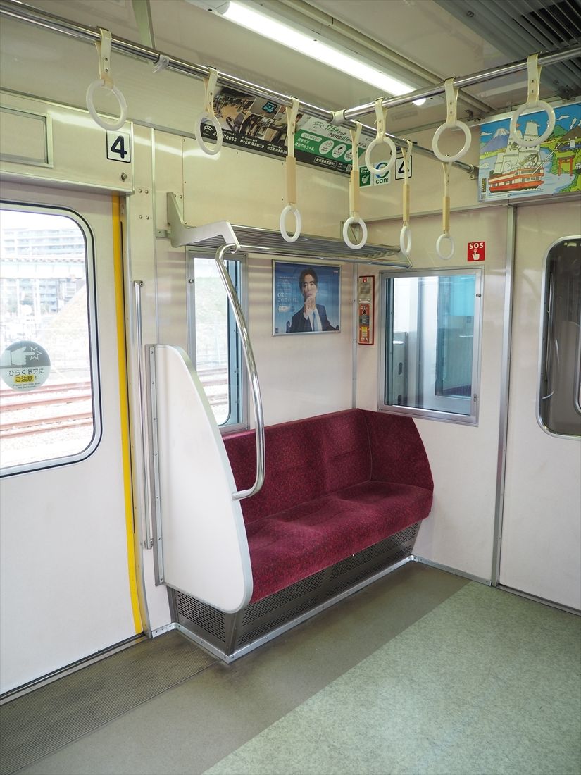 以前は新宿寄り連結面側が優先席だった。荷棚の高さがほかと比べて若干低いのはその名残り（記者撮影）