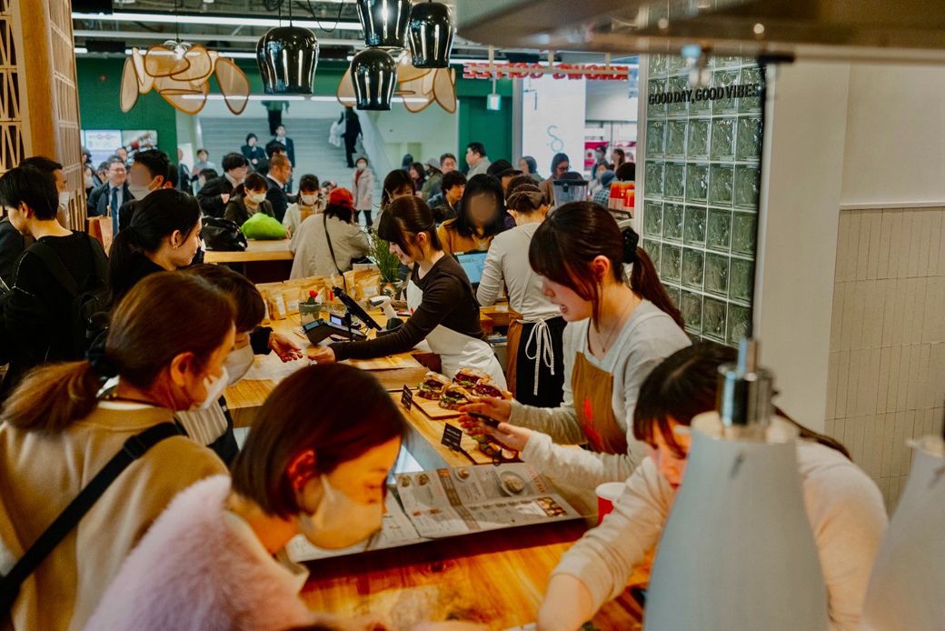 オープン初日の3月18日は、営業開始と同時に多くの客で賑わっていた（写真：KNOWS COFFEEプレスリリースより）