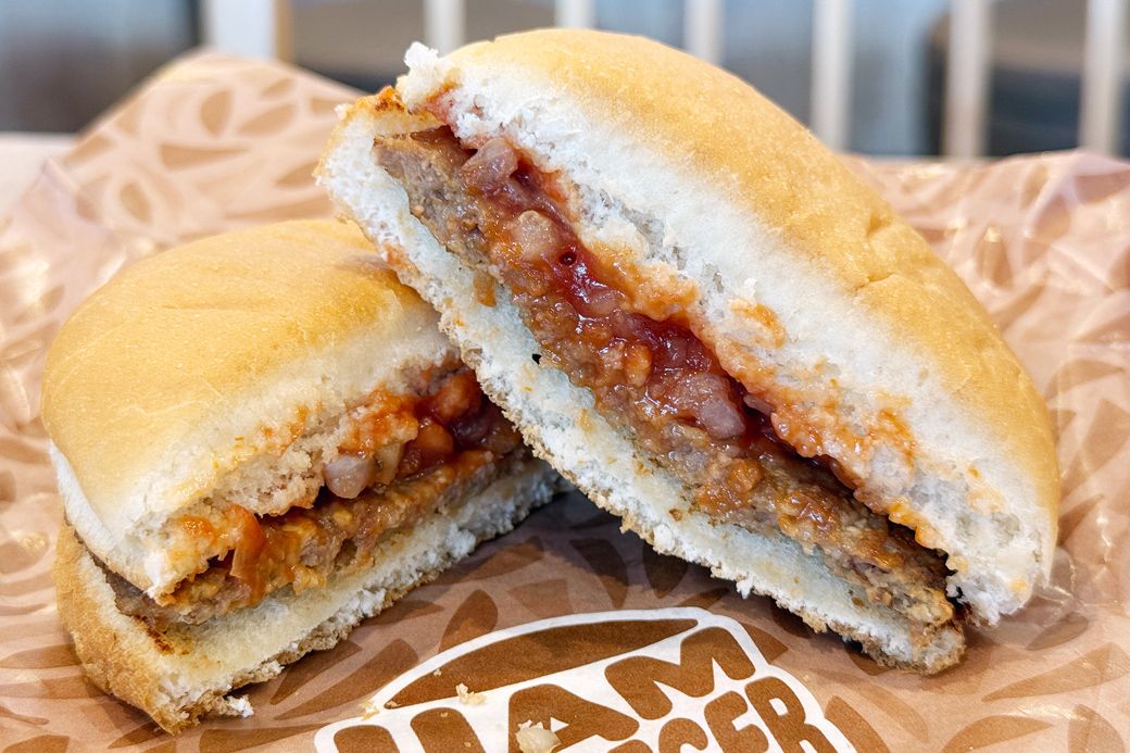 バンズにパティを挟んで、ケチャップで味付けた、シンプルな昔ながらのハンバーガー（写真：筆者撮影）