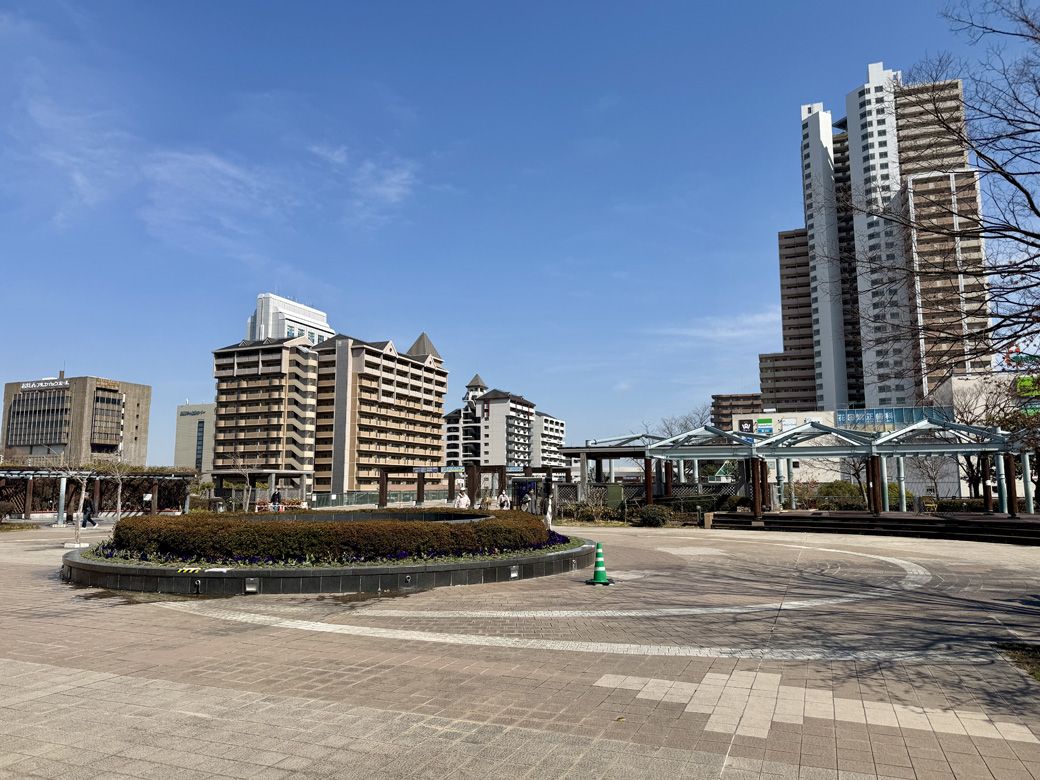 エスカレーターを上った先にあるペデストリアンデッキの広場。右奥に「アマゴッタ」が見える（筆者撮影）