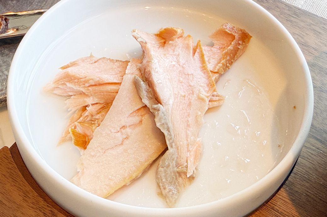 食べなれたスモークサーモンとは完全に別物!? しっとり食感の温燻製サーモン（筆者撮影）