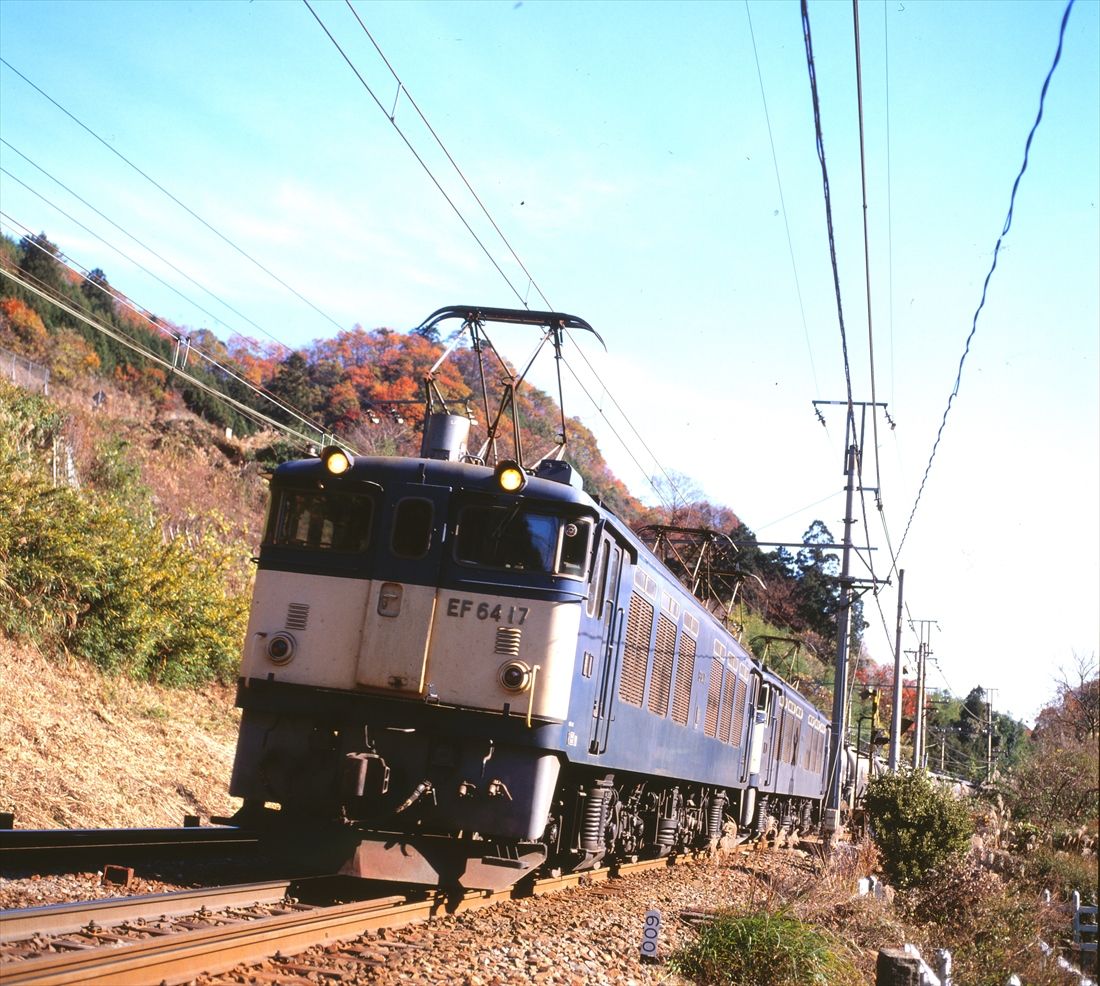 中央本線には多くの峠越え区間がある。EF64形の重連が牽引する貨物列車（撮影：南正時）