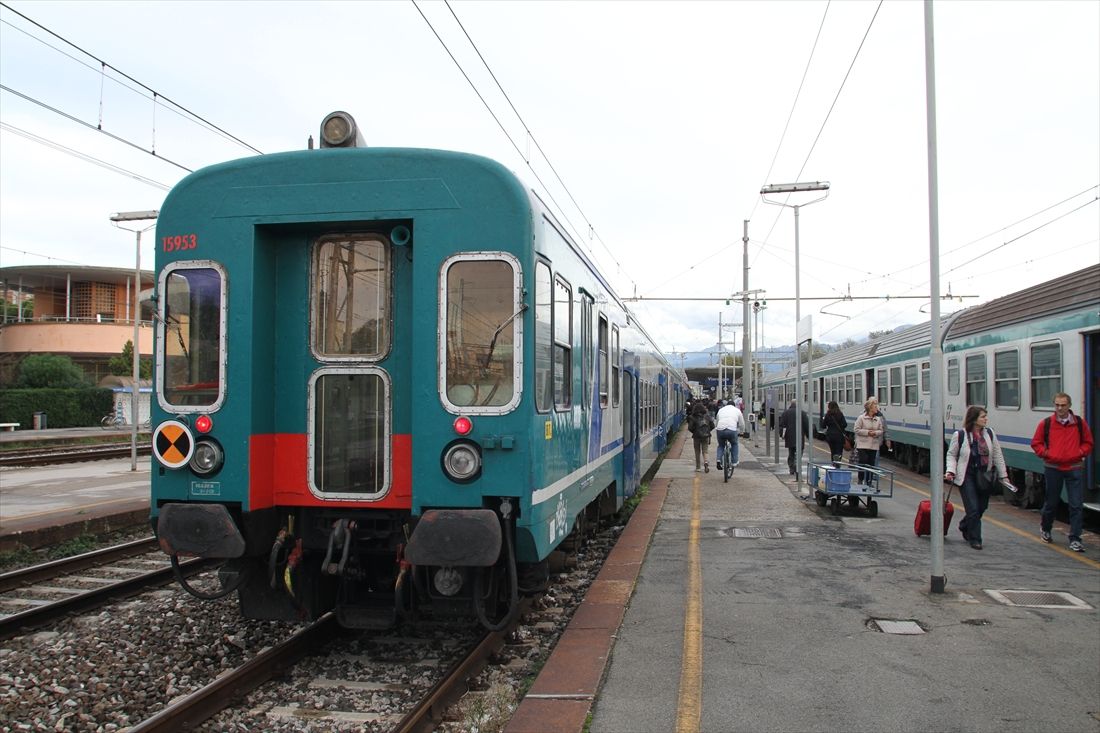 前面貫通扉が閉鎖された低床客車PR型（撮影：橋爪智之）