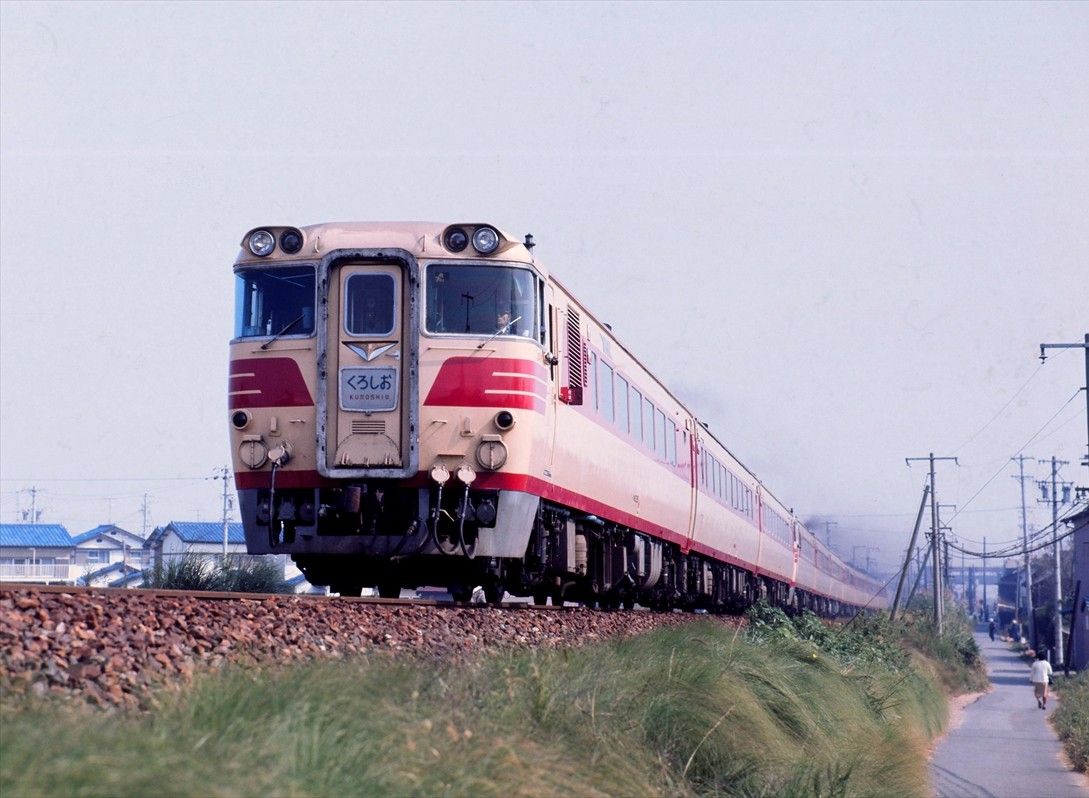 関西本線弥冨付近を走るキハ82系の特急「くろしお」。当時の「くろしお」は天王寺―名古屋間を結ぶロングラン特急だった＝1976年（撮影：南正時）