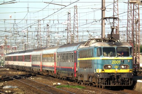 ベルギー国鉄の電気機関車が引くスイス行き国際列車（2012年 筆者撮影）